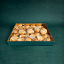 Maamoul Gebäck mit Pistazienfüllung, gleichmäßig angeordnet