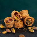 Ouch Gebäck mit Pistazienfüllung, auf dunklem Hintergrund präsentiert